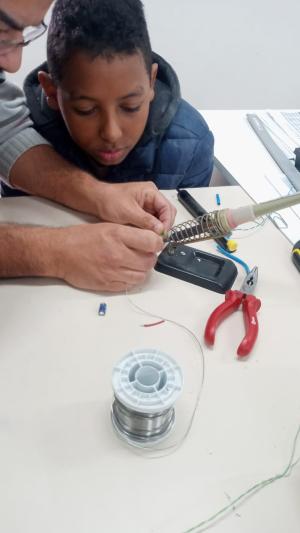 Oficina de Robótica promove aprendizado prático com técnica de soldagem