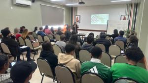 Colaboradores participam de palestra sobre Regulação Emocional com a psiquiatra Luciane Montedo