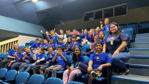 Atendidos vivenciam peça teatral no Teatro Treze de Maio